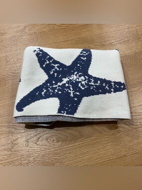 IN2GREEN blue and white starfish Throw Blanket
